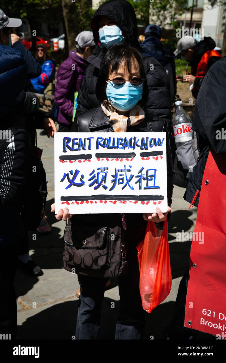Une coalition pour des loyers équitables s'est rassemblée à l'hôtel de ville de 28 avril 2022, en opposition au maire Eric Adams, qui a proposé des augmentations massives des loyers stabilisés par les locataires. (Photo de Karla Ann Cote/NurPhoto) Banque D'Images