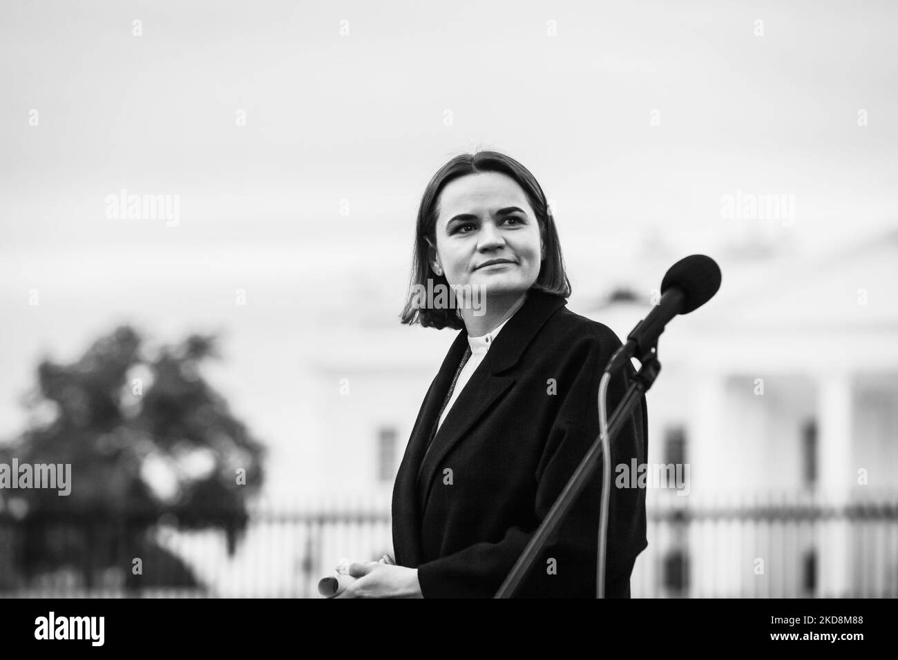 Le leader de l'opposition biélorusse, Sviatlana Tsikhanouskaya, s'exprime lors d'un rassemblement contre la guerre de la Russie en Ukraine. La communauté bélarussienne de la zone métropolitaine de Washington DC s'est jointe à la manifestation quotidienne des militants américains ukrainiens à la Maison Blanche pour montrer leur soutien. Les deux pays souffrent actuellement des mains du président russe Vladimir Poutine : l’Ukraine est attaquée, et la Biélorussie est dirigée par la marionnette de Poutine Alexandre Loukachenko. (Photo d'Allison Bailey/NurPhoto) Banque D'Images