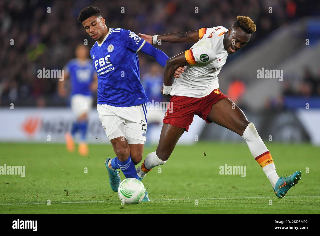 Tammy Abraham d'AS Roma combat avec James Justin de Leicester City lors de la semi finale 1st de l'UEFA Europa Conference League entre Leicester City et AS Roma au King Power Stadium de Leicester le jeudi 28th avril 2022. (Photo de Jon Hobley/MI News/NurPhoto) Banque D'Images