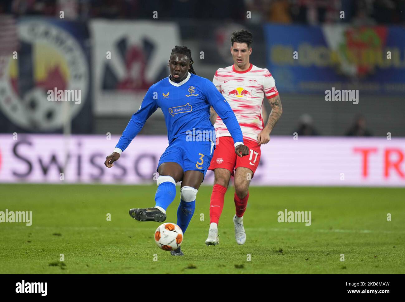 Calvin Bassey du FC Rangers contrôle le ballon pendant le RB Leipzig contre le FC Rangers, la demi-finale de la ligue Europe de l'UEFA à la Red Bull Arena, Leipzig, Allemagne sur 28 avril 2022. (Photo par Ulrik Pedersen/NurPhoto) Banque D'Images