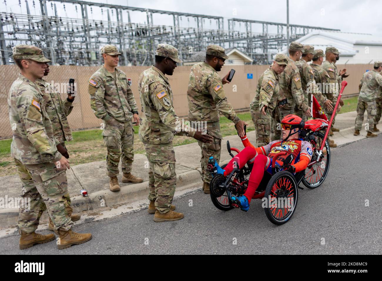 Les cyclistes du Project HERO sont vus lorsqu'ils participent au Texas Challenge 2022 ; un trajet de six jours à vélo de 400 km de San Antonio à Dallas, Texas. Project HERO est un organisme à but non lucratif qui bénéficie aux anciens combattants blessés et handicapés et aux premiers intervenants par le biais de divers programmes et événements de cyclisme. Jeudi, 28 avril 2022 à Waco, Texas. (Photo de Jason Whitman/NurPhoto) Banque D'Images