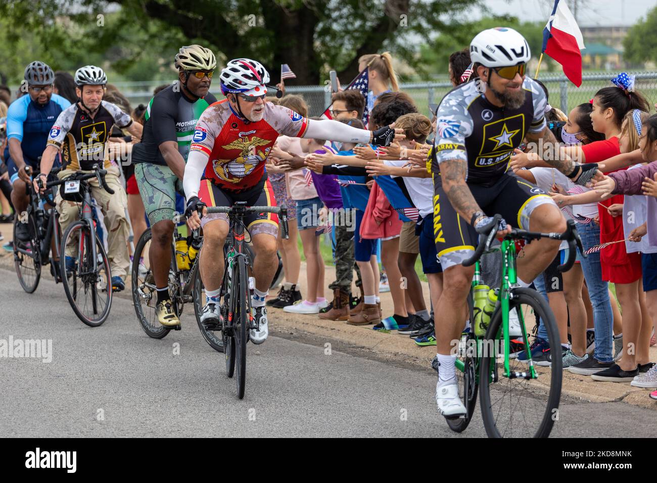 Les cyclistes du Project HERO sont vus lorsqu'ils participent au Texas Challenge 2022 ; un trajet de six jours à vélo de 400 km de San Antonio à Dallas, Texas. Project HERO est un organisme à but non lucratif qui bénéficie aux anciens combattants blessés et handicapés et aux premiers intervenants par le biais de divers programmes et événements de cyclisme. Jeudi, 28 avril 2022 à Waco, Texas. (Photo de Jason Whitman/NurPhoto) Banque D'Images