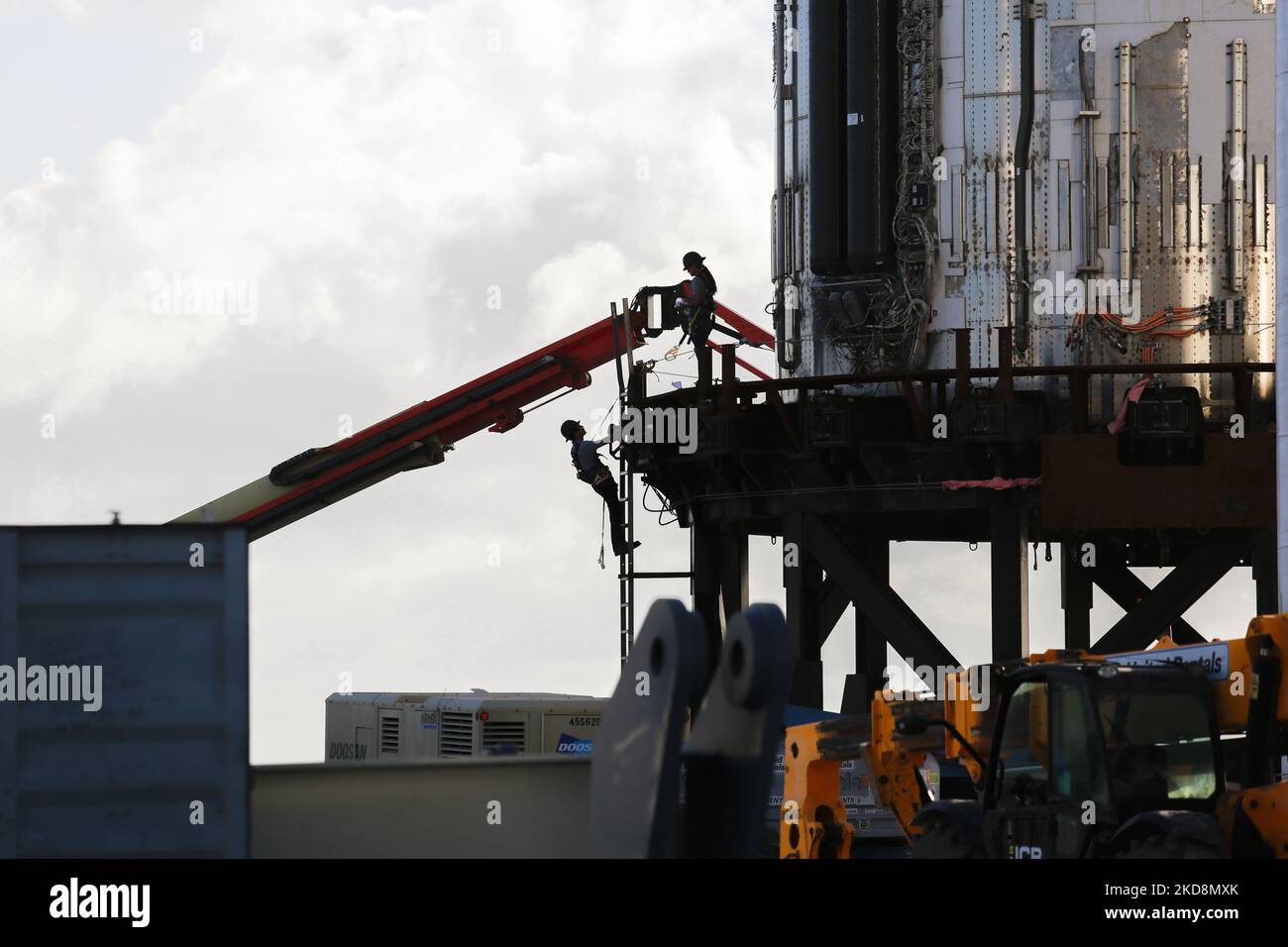 Deux ingénieurs travaillent sur Booster 5 pendant que le soleil se couche à Boca Chica. 28 avril 2022. (Photo de Reginald Mathalone/NurPhoto) Banque D'Images