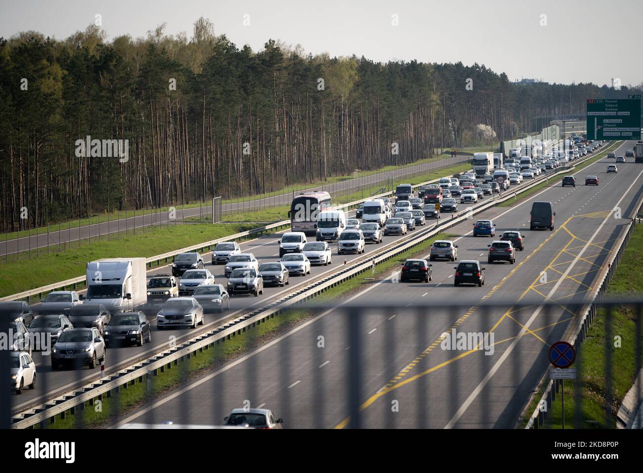 Embouteillage sur l'autoroute S2 (voie de contournement sud de Varsovie) à Varsovie, Pologne sur 29 avril 2022. Avant le long week-end (en raison des jours fériés sur 1 mai et 3), les départs intensifs de la ville ont commencé et les itinéraires de sortie ont été bloqués. (Photo de Mateusz Wlodarczyk/NurPhoto) Banque D'Images