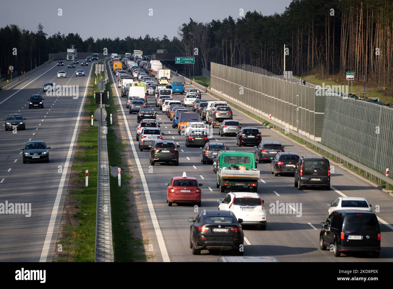 Embouteillage sur l'autoroute S2 (voie de contournement sud de Varsovie) à Varsovie, Pologne sur 29 avril 2022. Avant le long week-end (en raison des jours fériés sur 1 mai et 3), les départs intensifs de la ville ont commencé et les itinéraires de sortie ont été bloqués. (Photo de Mateusz Wlodarczyk/NurPhoto) Banque D'Images