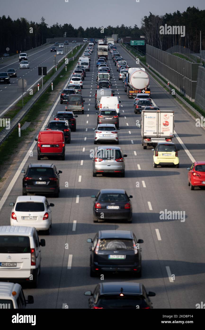 Embouteillage sur l'autoroute S2 (voie de contournement sud de Varsovie) à Varsovie, Pologne sur 29 avril 2022. Avant le long week-end (en raison des jours fériés sur 1 mai et 3), les départs intensifs de la ville ont commencé et les itinéraires de sortie ont été bloqués. (Photo de Mateusz Wlodarczyk/NurPhoto) Banque D'Images