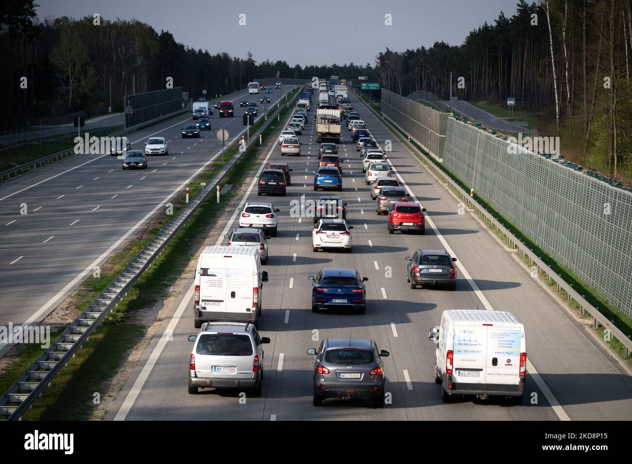 Embouteillage sur l'autoroute S2 (voie de contournement sud de Varsovie) à Varsovie, Pologne sur 29 avril 2022. Avant le long week-end (en raison des jours fériés sur 1 mai et 3), les départs intensifs de la ville ont commencé et les itinéraires de sortie ont été bloqués. (Photo de Mateusz Wlodarczyk/NurPhoto) Banque D'Images