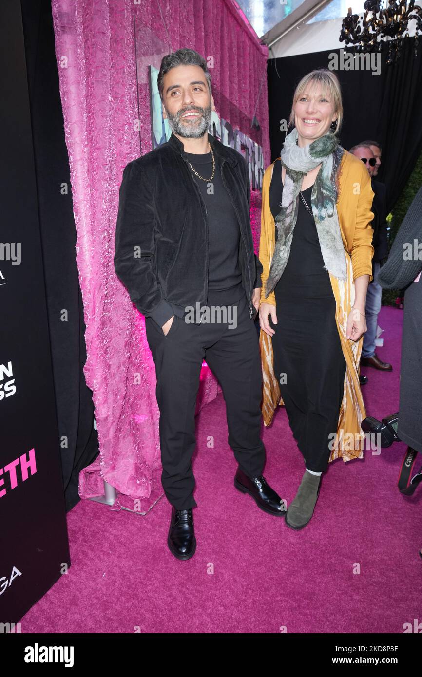 NEW YORK, NEW YORK - AVRIL 28 : Oscar Isaac et Elvira Lind posent à la nuit d'ouverture de 'MacBeth' sur Broadway au Longacre Theatre sur 28 avril 2022 à New York. (Photo de John Nacion/NurPhoto) Banque D'Images