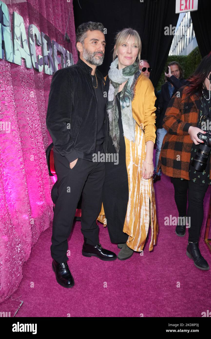 NEW YORK, NEW YORK - AVRIL 28 : Oscar Isaac et Elvira Lind posent à la nuit d'ouverture de 'MacBeth' sur Broadway au Longacre Theatre sur 28 avril 2022 à New York. (Photo de John Nacion/NurPhoto) Banque D'Images