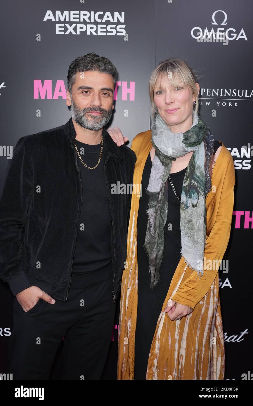 NEW YORK, NEW YORK - AVRIL 28 : Oscar Isaac et Elvira Lind posent à la nuit d'ouverture de 'MacBeth' sur Broadway au Longacre Theatre sur 28 avril 2022 à New York. (Photo de John Nacion/NurPhoto) Banque D'Images