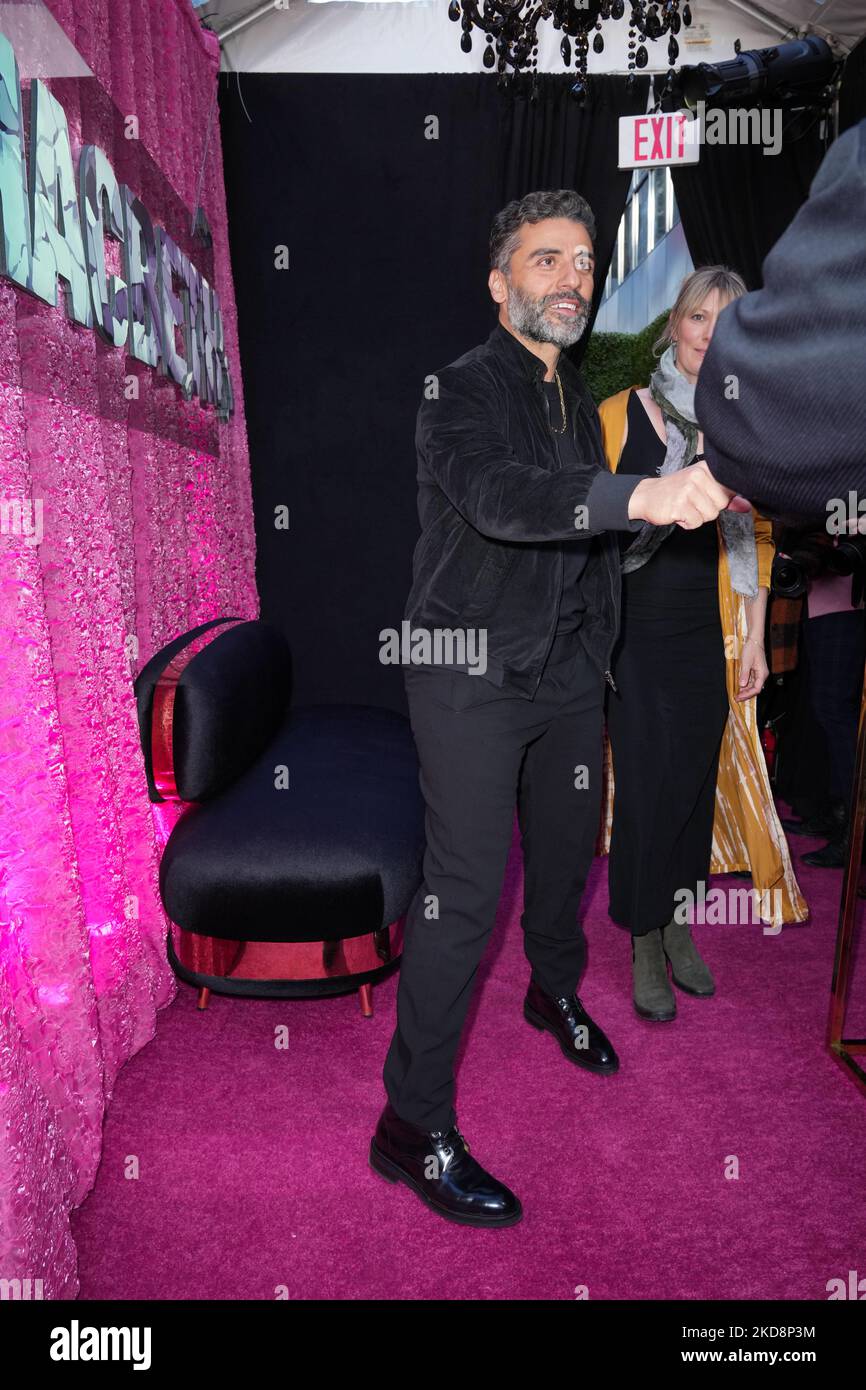 NEW YORK, NEW YORK - AVRIL 28 : Oscar Isaac et Elvira Lind posent à la nuit d'ouverture de 'MacBeth' sur Broadway au Longacre Theatre sur 28 avril 2022 à New York. (Photo de John Nacion/NurPhoto) Banque D'Images