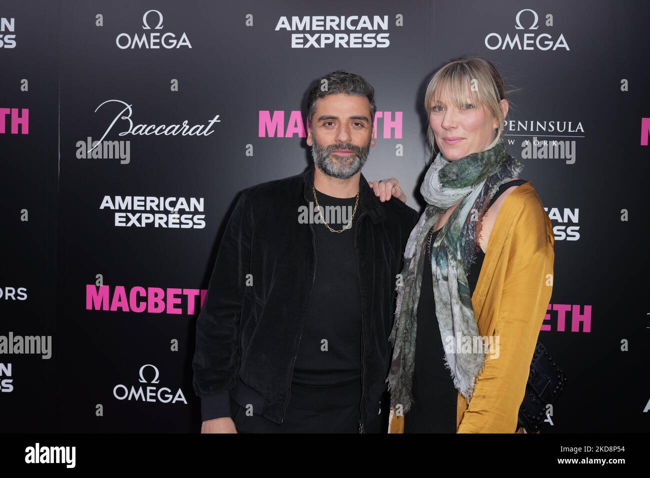NEW YORK, NEW YORK - AVRIL 28 : Oscar Isaac et Elvira Lind posent à la nuit d'ouverture de 'MacBeth' sur Broadway au Longacre Theatre sur 28 avril 2022 à New York. (Photo de John Nacion/NurPhoto) Banque D'Images