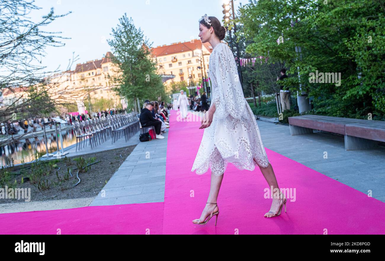 Un modèle présente une création par la designer hongroise Anita Benes 20th anniversaire de mariage collection pendant Daalarna Fashion Show le 29 avril 2022 au Parc Millenáris-Széllkapu à Budapest, Hongrie. (Photo de Robert Szaniszló/NurPhoto) Banque D'Images