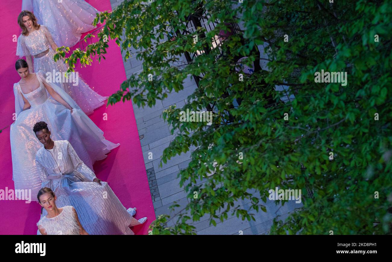 Un modèle présente une création par la designer hongroise Anita Benes 20th anniversaire de mariage collection pendant Daalarna Fashion Show le 29 avril 2022 au Parc Millenáris-Széllkapu à Budapest, Hongrie. (Photo de Robert Szaniszló/NurPhoto) Banque D'Images