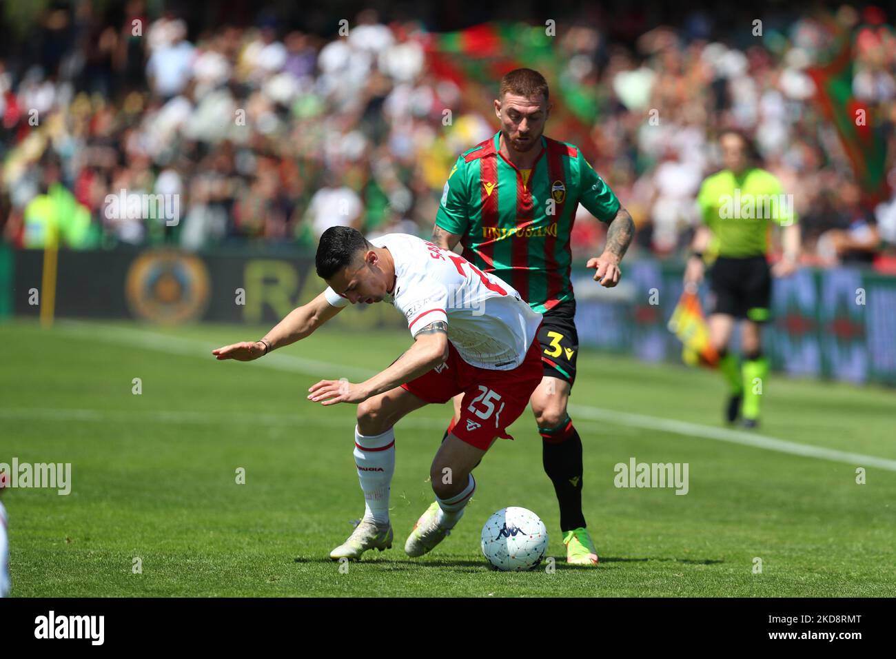 Santoro Simone (Pérouse) contre Celli Alessandro (Ternana) pendant le match de football italien Serie B Ternana Calcio contre AC Pérouse sur 30 avril 2022 au Stadio Libero Liberati à Terni, Italie (photo de Luca Marchetti/LiveMedia/NurPhoto) Banque D'Images
