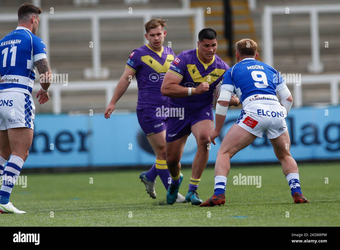 Mitch Clark de Newcastle Thunder court à Brandon Moore de Halifax Panthers lors du match de championnat BETFRED entre Newcastle Thunder et Halifax Panthers à Kingston Park, Newcastle, le samedi 30th avril 2022. ( (Photo de Chris Lishman/MI News/NurPhoto) Banque D'Images