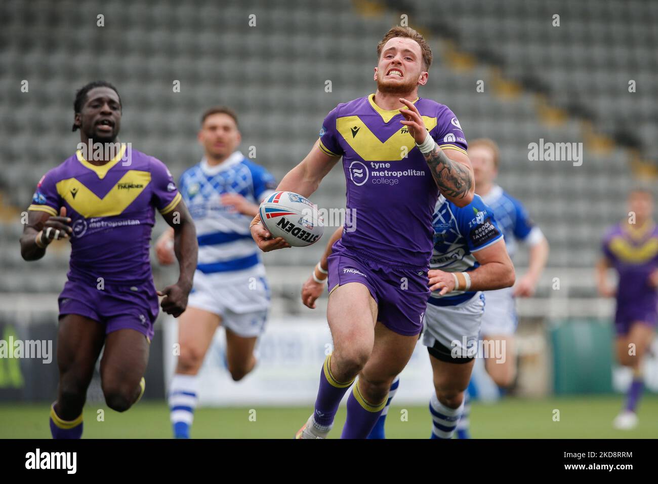 Jack Croft de Newcastle Thunder intercepte pour courir la longueur du terrain et de marquer pendant le match DE BETFRED Championship entre Newcastle Thunder et Halifax Panthers à Kingston Park, Newcastle, le samedi 30th avril 2022. ( (Photo de Chris Lishman/MI News/NurPhoto) Banque D'Images