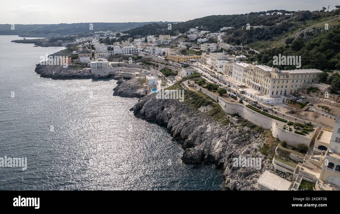 Vue sur la ville de Santa Cesarea terme, en Italie, sur 4 avril 2022. Situé sur la côte à l'entrée du détroit d'Otranto, sur une partie de la côte qui descend vers la mer, la ville de Santa Cesarea est l'un des plus grands centres pour les thermes du Salento. (Photo de Manuel Romano/NurPhoto) Banque D'Images