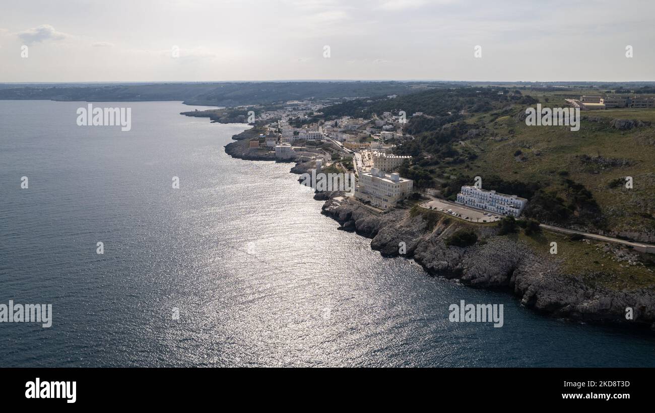 Vue sur la ville de Santa Cesarea terme, en Italie, sur 4 avril 2022. Situé sur la côte à l'entrée du détroit d'Otranto, sur une partie de la côte qui descend vers la mer, la ville de Santa Cesarea est l'un des plus grands centres pour les thermes du Salento. (Photo de Manuel Romano/NurPhoto) Banque D'Images