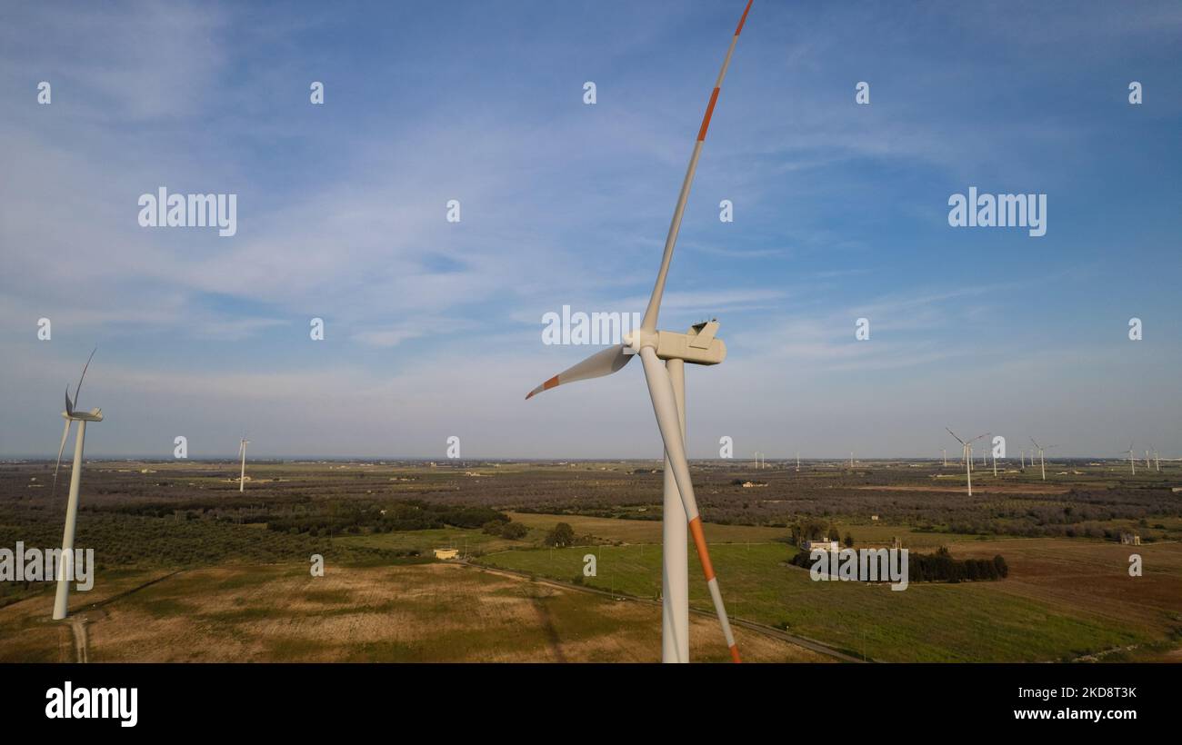 Vue d'un drone d'une éolienne à Surbo, en Italie, sur 30 avril 2022. (Photo de Manuel Romano/NurPhoto) Banque D'Images