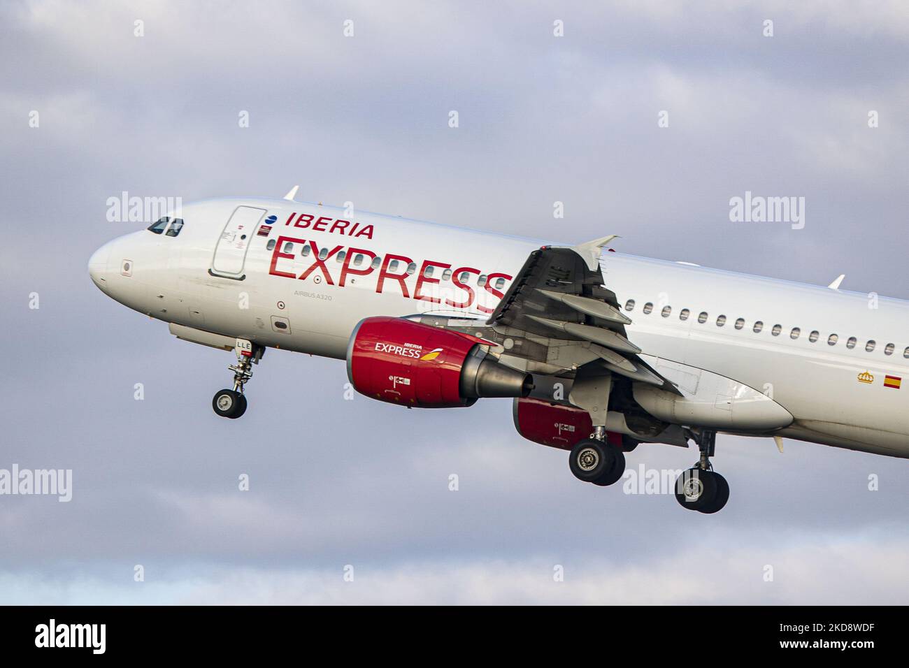 Iberia Express Airbus A320 au départ de l'aéroport d'Amsterdam Schiphol AMS EHAM. L'avion à réaction passager passe devant la tour de contrôle pendant la phase de rotation, puis vole. Le vol effectué est pour British Airways BA2763 et relie les Hollandais à la capitale britannique de Londres à l'aéroport de Gatwick LGW. Plusieurs compagnies aériennes sont en manque de personnel, ce qui entraîne d'autres compagnies aériennes charters ou commerciales effectuant les vols ou les annulations de vols. Iberia Express est une compagnie aérienne espagnole à bas prix détenue par Iberia et IAG International Airlines Group. La compagnie aérienne est affiliée à Banque D'Images