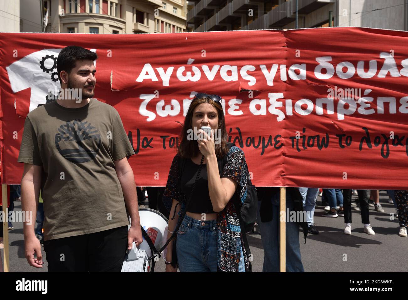 Les manifestants se rassemblent pour souligner le jour de mai pour réclamer la paix, la démocratie et la justice sociale à Athènes, en Grèce, sur 1 mai 2022 (photo de Nicolas Koutsokostas/NurPhoto) Banque D'Images