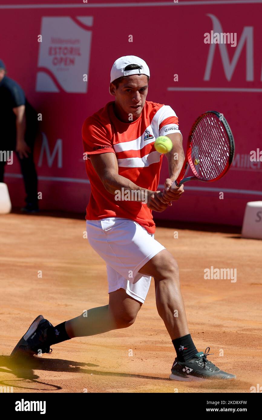 Sebastian Baez d'Argentine retourne une balle à Frances Tiafoe des  États-Unis lors de la finale masculine de l'Open d'Estoril du tournoi de tennis  ATP 250, au Clube de Tenis do Estoril à