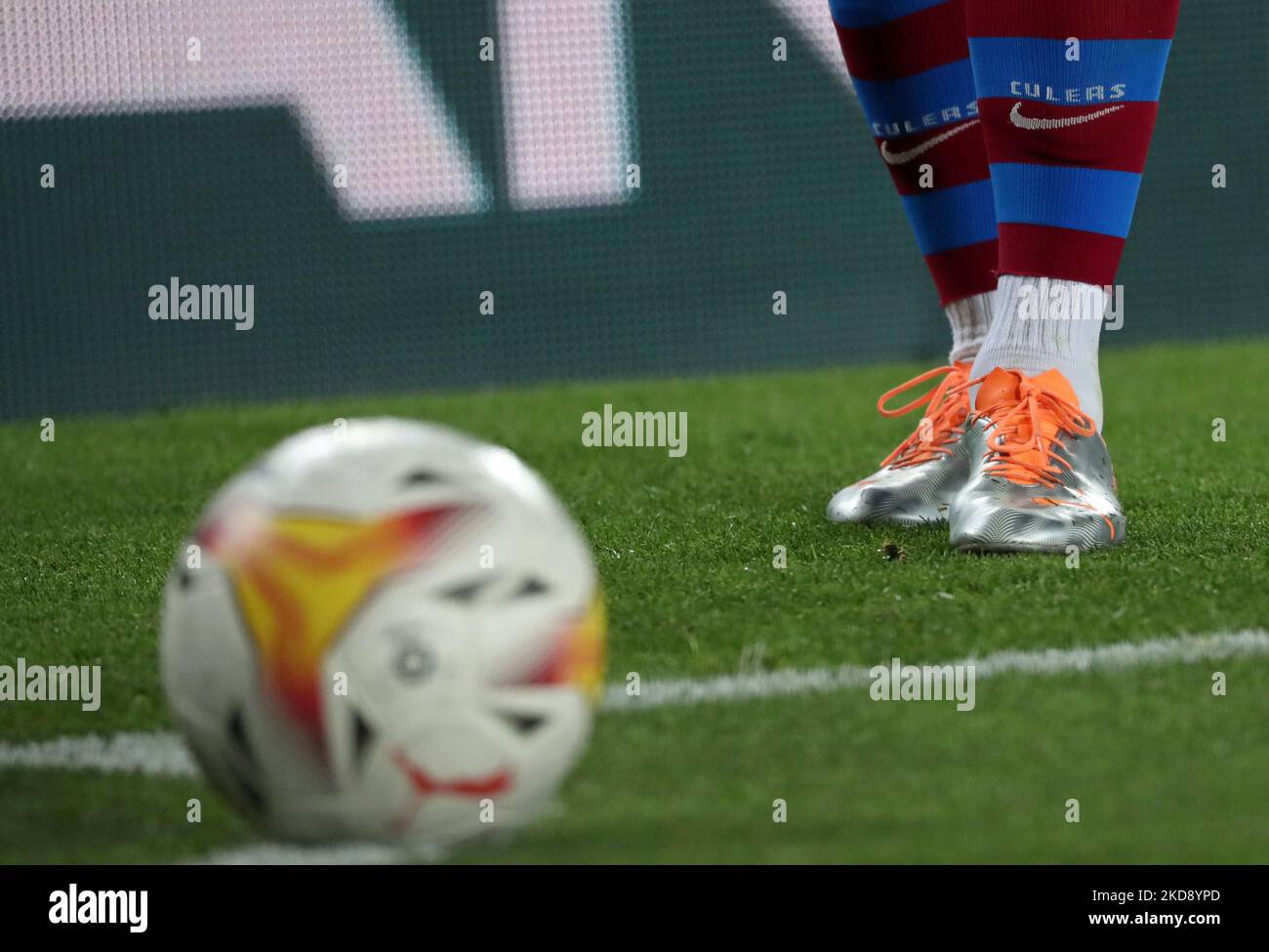 Memphis Depay s'est fait des bottes pendant le match entre le FC Barcelone et le RCD Mallorca, correspondant à la semaine 34 de la Liga Santander, au Camp Nou Stadium, à Barcelone, le 1st mai 2022. (Photo de Joan Valls/Urbanandsport /NurPhoto) Banque D'Images