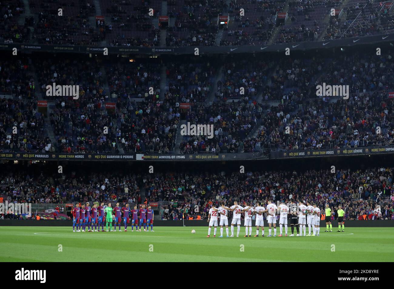 Minute de silence pendant le match entre le FC Barcelone et le RCD Mallorca, correspondant à la semaine 34 de la Liga Santander, jouée au stade Camp Nou, à Barcelone, le 1st mai 2022. (Photo de Joan Valls/Urbanandsport /NurPhoto) Banque D'Images