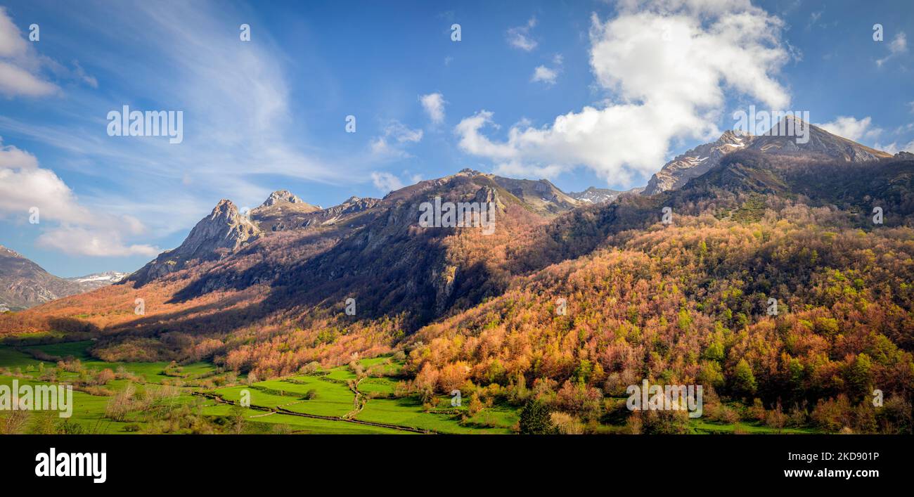 Paysage d'automne pittoresque des montagnes de Valle del Lago dans le parc naturel de Somiedo dans les Asturies, Espagne Banque D'Images