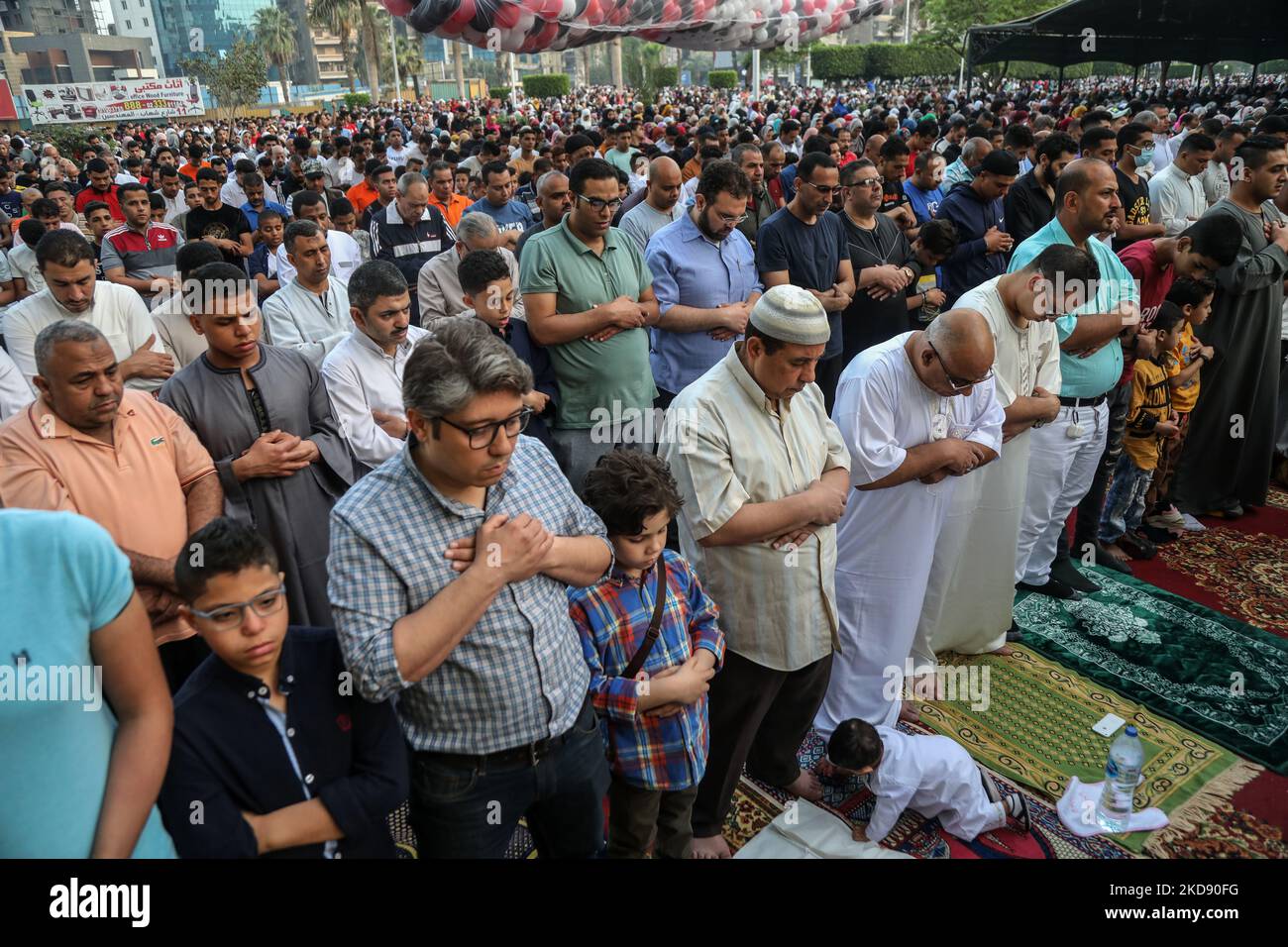 Les fidèles musulmans effectuent les prières d'Eid al-Fitr, qui marque la fin du mois sacré musulman du Ramadan, dans la mosquée de moustafa mahmud, le 5 mai 2022 (photo d'Ayman Aref/NurPhoto) Banque D'Images