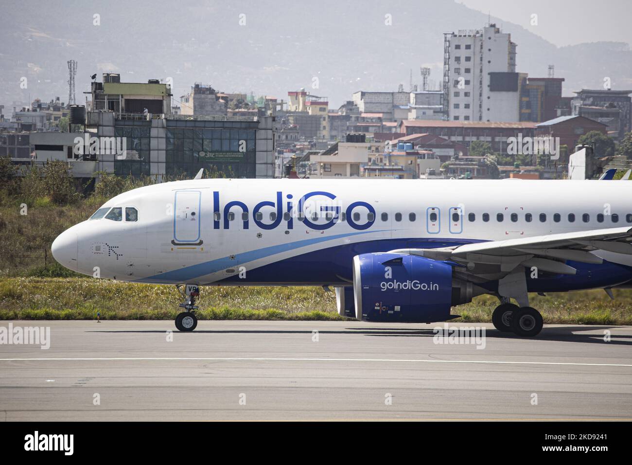 Indigo Airbus A320neo tel qu'il est vu sur la piste et le passage en taxi pour le départ à l'aéroport international de Katmandou Tribhuvan. Moderne et sophistiqué, l'Airbus A320 NEO est plus silencieux et plus respectueux de l'environnement avec des émissions inférieures de CO2. L'avion passager possède le VT-IVR d'enregistrement. Indigo InterGlobe Aviation Ltd est un transporteur aérien indien à faible coût, le plus grand en Inde en termes de passagers et de taille de flotte, tandis que la compagnie aérienne est en train de moderniser sa flotte, supprimant tous les A320ceo et les remplaçant par de nouveaux avions NEO. Le transporteur de budget se connecte avec les vols quotidiens de l'Ind Banque D'Images