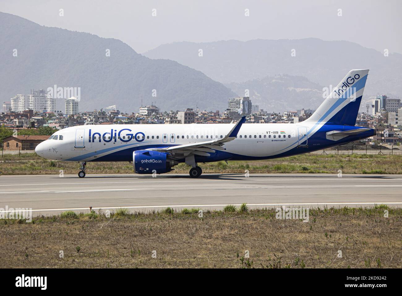 Indigo Airbus A320neo tel qu'il est vu sur la piste et le passage en taxi pour le départ à l'aéroport international de Katmandou Tribhuvan. Moderne et sophistiqué, l'Airbus A320 NEO est plus silencieux et plus respectueux de l'environnement avec des émissions inférieures de CO2. L'avion passager possède le VT-IVR d'enregistrement. Indigo InterGlobe Aviation Ltd est un transporteur aérien indien à faible coût, le plus grand en Inde en termes de passagers et de taille de flotte, tandis que la compagnie aérienne est en train de moderniser sa flotte, supprimant tous les A320ceo et les remplaçant par de nouveaux avions NEO. Le transporteur de budget se connecte avec les vols quotidiens de l'Ind Banque D'Images