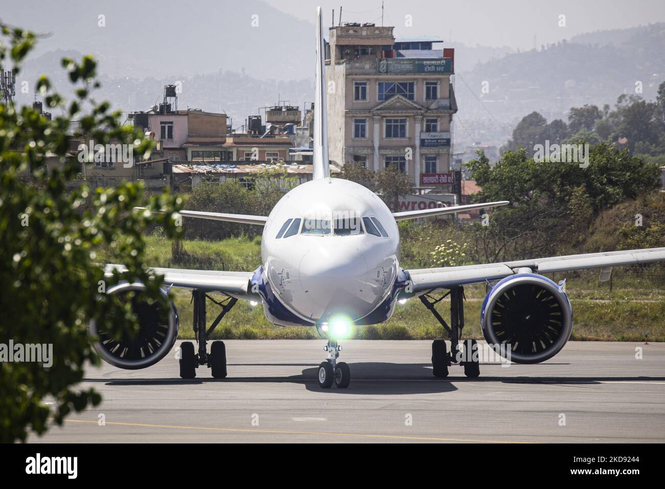 Indigo Airbus A320neo tel qu'il est vu sur la piste et le passage en taxi pour le départ à l'aéroport international de Katmandou Tribhuvan. Moderne et sophistiqué, l'Airbus A320 NEO est plus silencieux et plus respectueux de l'environnement avec des émissions inférieures de CO2. L'avion passager possède le VT-IVR d'enregistrement. Indigo InterGlobe Aviation Ltd est un transporteur aérien indien à faible coût, le plus grand en Inde en termes de passagers et de taille de flotte, tandis que la compagnie aérienne est en train de moderniser sa flotte, supprimant tous les A320ceo et les remplaçant par de nouveaux avions NEO. Le transporteur de budget se connecte avec les vols quotidiens de l'Ind Banque D'Images