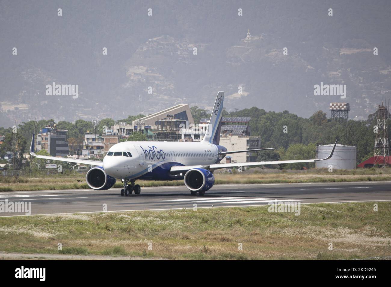 Indigo Airbus A320neo tel qu'il est vu sur la piste et le passage en taxi pour le départ à l'aéroport international de Katmandou Tribhuvan. Moderne et sophistiqué, l'Airbus A320 NEO est plus silencieux et plus respectueux de l'environnement avec des émissions inférieures de CO2. L'avion passager possède le VT-IVR d'enregistrement. Indigo InterGlobe Aviation Ltd est un transporteur aérien indien à faible coût, le plus grand en Inde en termes de passagers et de taille de flotte, tandis que la compagnie aérienne est en train de moderniser sa flotte, supprimant tous les A320ceo et les remplaçant par de nouveaux avions NEO. Le transporteur de budget se connecte avec les vols quotidiens de l'Ind Banque D'Images