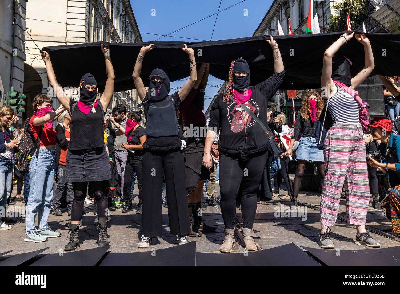 Manifestation féministe pas moins à Turin le jour de mai pour protester contre la violence faite aux femmes pendant la guerre en Ukraine, à Turin, Italie, sur 1 mai 2022 (photo de Mauro Ujetto/NurPhoto) Banque D'Images