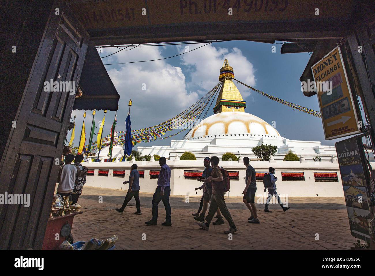 Boudhanath ou Bouddha Stupa à Katmandou un site classé au patrimoine mondial de l'UNESCO et un lieu légendaire pour la mythologie bouddhiste tibétaine et Newar avec la partie dorée ayant les yeux de Boudhanath et les drapeaux de prière. L'une des attractions touristiques les plus populaires de Katmandou, le mandala en fait l'un des plus grands stupas sphériques au Népal et dans le monde. Le Stupa a été endommagé lors du tremblement de terre du 2015 avril. Le Stupa est situé sur l'ancienne route commerciale du Tibet, et les réfugiés tibétains après les 1950s décidé de vivre autour de Boudhanath. Le peuple népalais ou les pèlerins bouddhistes et hindous de l'étranger offensent Banque D'Images