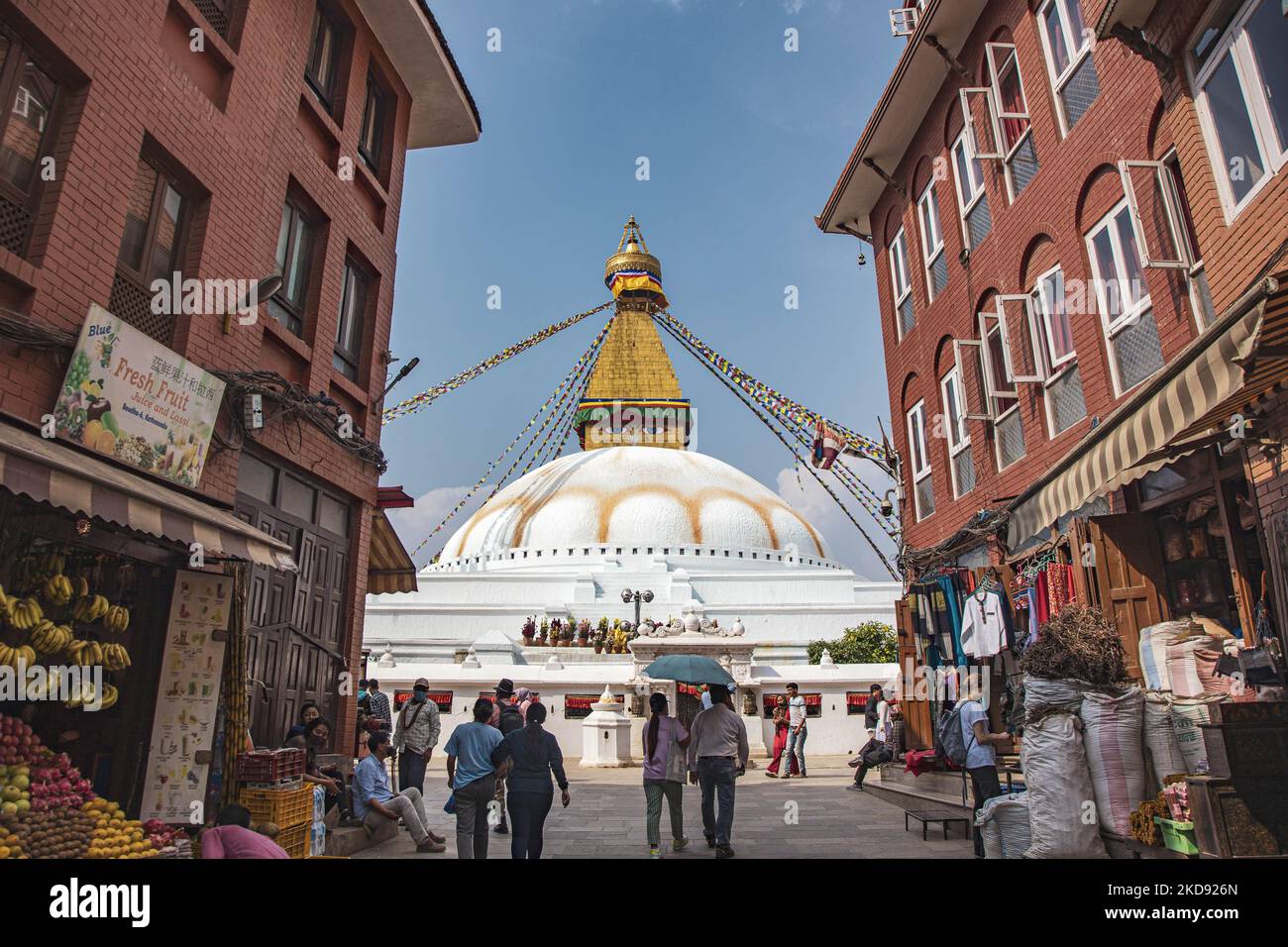 Boudhanath ou Bouddha Stupa à Katmandou un site classé au patrimoine mondial de l'UNESCO et un lieu légendaire pour la mythologie bouddhiste tibétaine et Newar avec la partie dorée ayant les yeux de Boudhanath et les drapeaux de prière. L'une des attractions touristiques les plus populaires de Katmandou, le mandala en fait l'un des plus grands stupas sphériques au Népal et dans le monde. Le Stupa a été endommagé lors du tremblement de terre du 2015 avril. Le Stupa est situé sur l'ancienne route commerciale du Tibet, et les réfugiés tibétains après les 1950s décidé de vivre autour de Boudhanath. Le peuple népalais ou les pèlerins bouddhistes et hindous de l'étranger offensent Banque D'Images