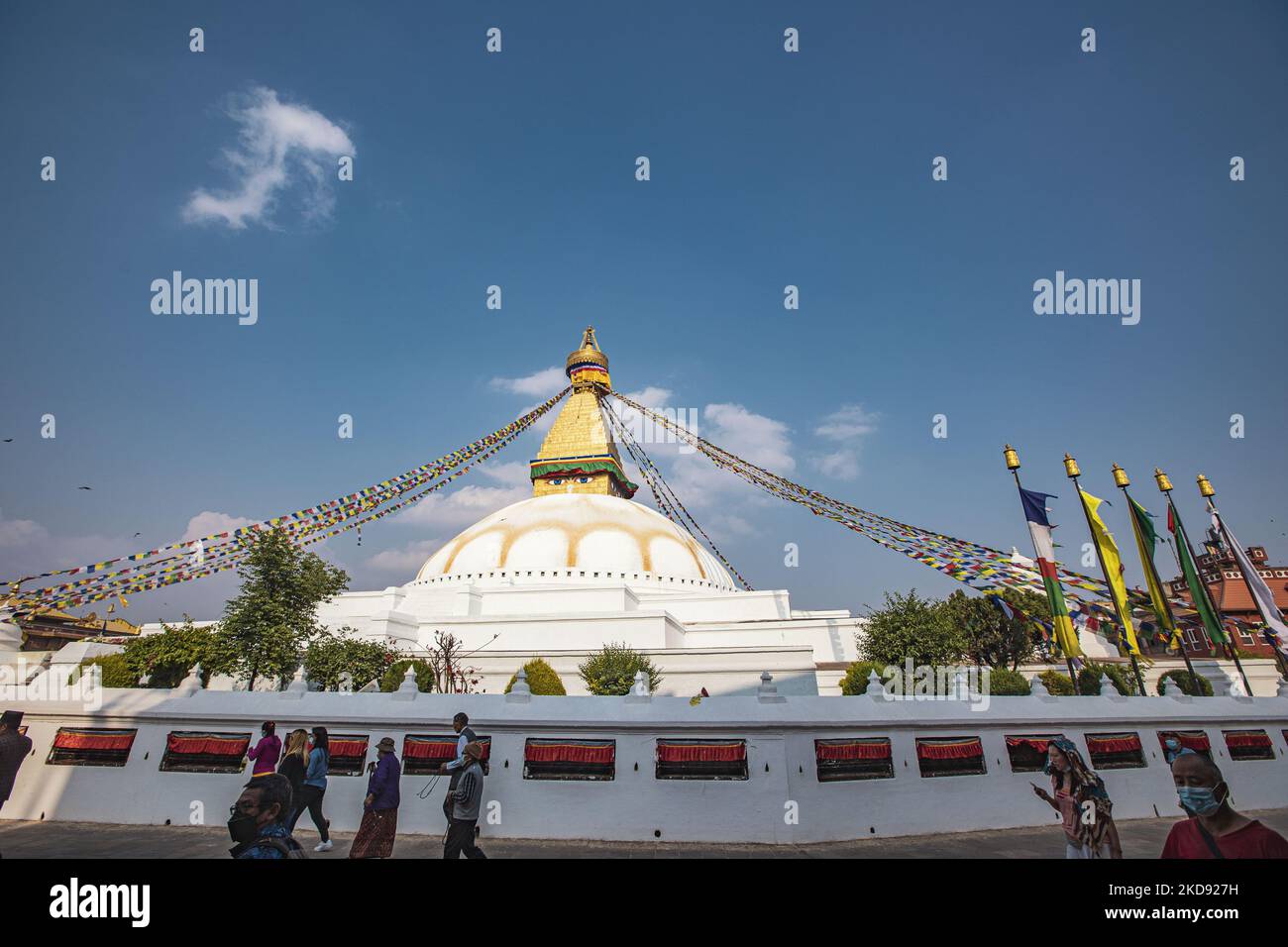 Boudhanath ou Bouddha Stupa à Katmandou un site classé au patrimoine mondial de l'UNESCO et un lieu légendaire pour la mythologie bouddhiste tibétaine et Newar avec la partie dorée ayant les yeux de Boudhanath et les drapeaux de prière. L'une des attractions touristiques les plus populaires de Katmandou, le mandala en fait l'un des plus grands stupas sphériques au Népal et dans le monde. Le Stupa a été endommagé lors du tremblement de terre du 2015 avril. Le Stupa est situé sur l'ancienne route commerciale du Tibet, et les réfugiés tibétains après les 1950s décidé de vivre autour de Boudhanath. Le peuple népalais ou les pèlerins bouddhistes et hindous de l'étranger offensent Banque D'Images