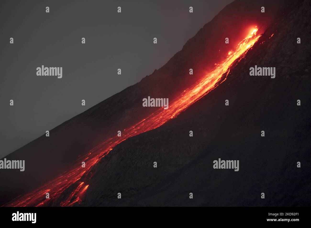 Le mont Merapi, une montagne volcanique fait éclater plusieurs fois de la lave, vu du village de Turgo, dans le district de Sleman à Yogyakarta, en Indonésie, sur 3 janvier 2022. Merapi est situé dans l'une des parties les plus densément peuplées de Java avec plus de 11 000 personnes vivant sur les pentes de la montagne. Le mont Merapi, d'une hauteur de 2 968 mètres, est connu comme l'un des volcans les plus actifs d'Indonésie, avec une éruption qui se produit tous les deux à cinq ans. (Photo de Garry Lotulung/NurPhoto) Banque D'Images