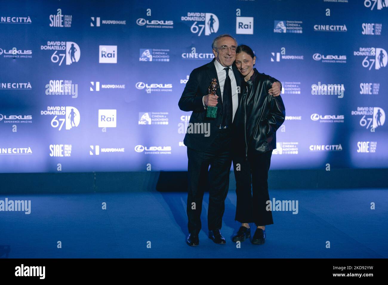 Silvio Orlando et Maria Laura Rondanini posent avec le David di Donatello pour acteur principal lors des lauréats de David Di Donatello photo 67th sur 03 mai 2022 à Rome, Italie. (Photo par Luca Carlino/NurPhoto) Banque D'Images