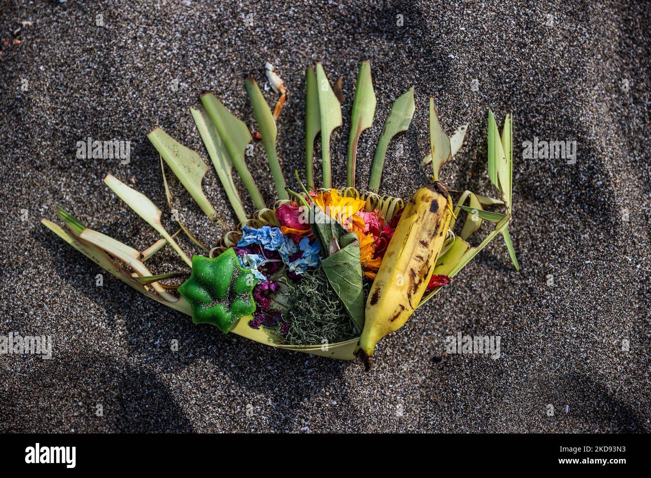 Offrir comme de la nourriture et des fruits est vu pendant le Melasti, une cérémonie de purification devant Nyepi à la plage de Canggu à Badung, Bali, Indonésie 28 février 2022. Les hindous balinais vêtus d'une tenue à dominante blanche transportaient des effigies sacrées de dieux et de déesses et des paraphernalia rituels de leurs temples de village à la plage pour effectuer une cérémonie de purification appelée le rituel de Melasti. Les hindous balinais croient que le rituel Melasti est un must devant le jour de Nyepi, le jour du silence, pour nettoyer l'âme et la nature, recharger le pouvoir surnaturel des temples objets sacrés et nettoyer la température Banque D'Images