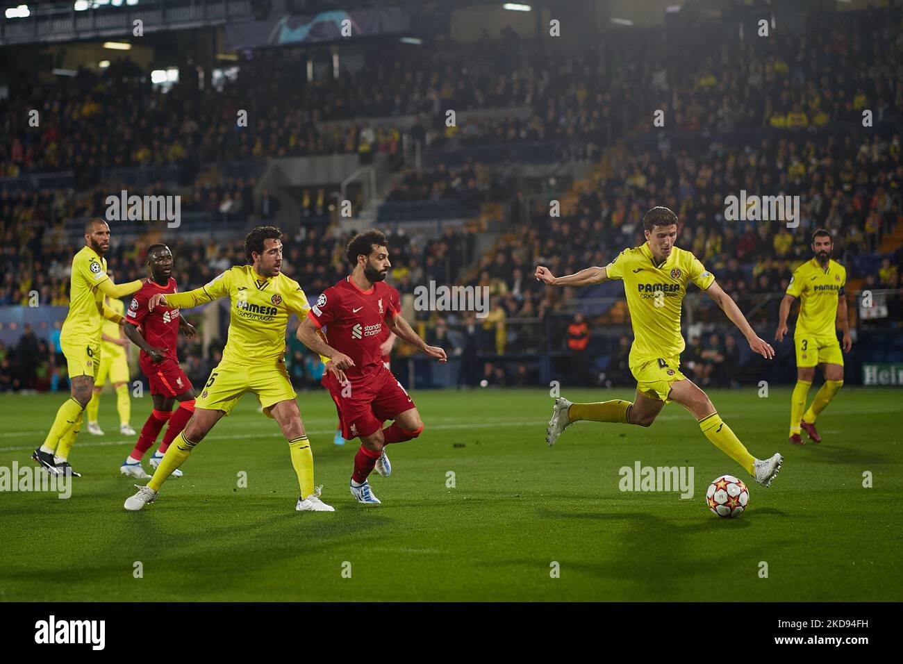 Pau Torres (R) de Villarreal CF en action à côté de Mohamed Salah (C) du FC Liverpool et Dani Parejo de Villarreal CF lors du match demi-coupe de la Ligue des champions de l'UEFA entre Villarreal CF et Liverpool FC à l'Estadio de la Ceramica, 3 mai 2022, Villarreal, Espagne. (Photo de David Aliaga/NurPhoto) Banque D'Images