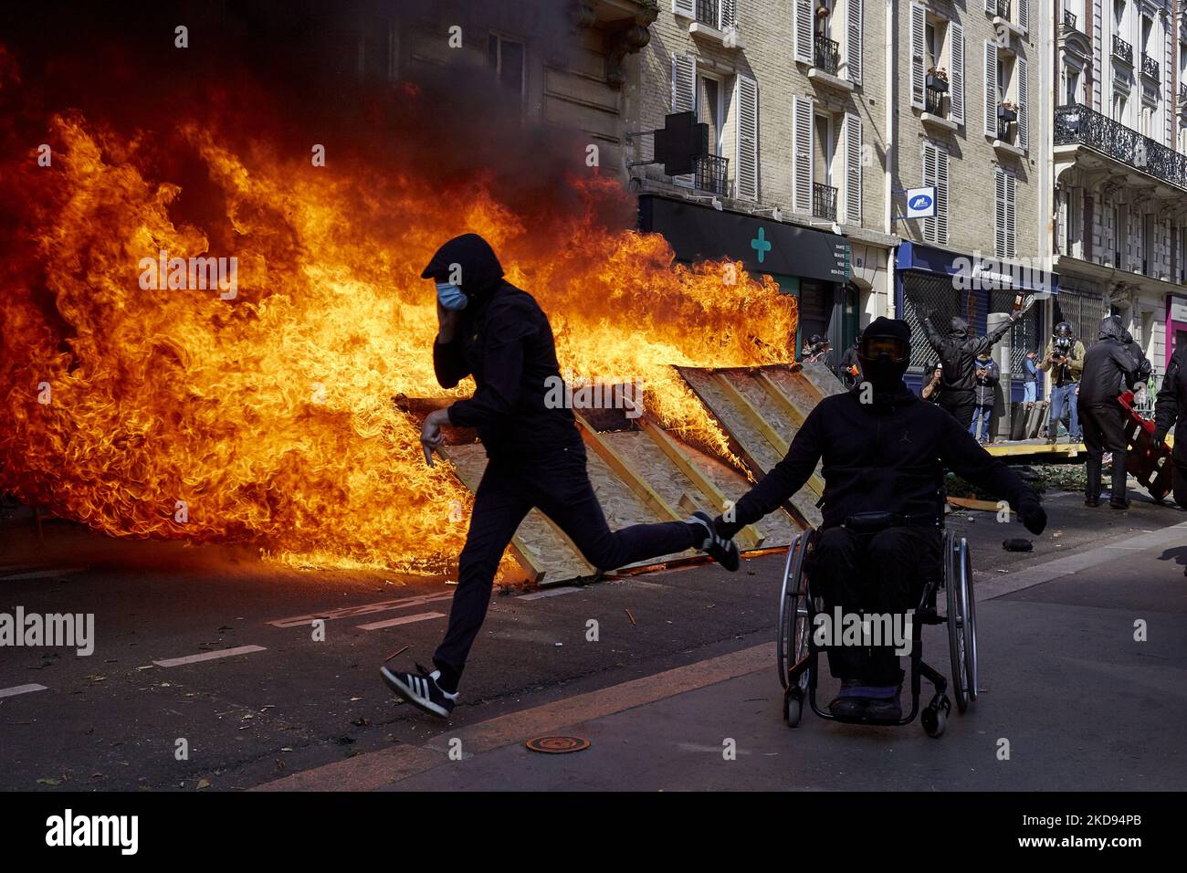 Des manifestants se sont rassemblés pour le traditionnel Mai à Paris, en France, sur 1 mai 2022 . Des affrontements ont éclaté pendant le rassemblement et 50 personnes ont été saisies par la police (photo d'Adnan Farzat/NurPhoto) Banque D'Images