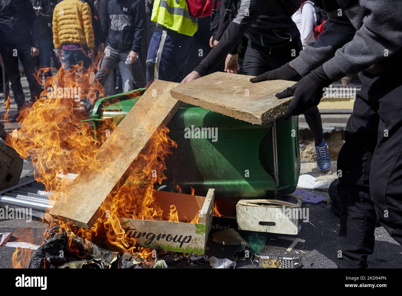 Des manifestants se sont rassemblés pour le traditionnel Mai à Paris, en France, sur 1 mai 2022 . Des affrontements ont éclaté pendant le rassemblement et 50 personnes ont été saisies par la police (photo d'Adnan Farzat/NurPhoto) Banque D'Images