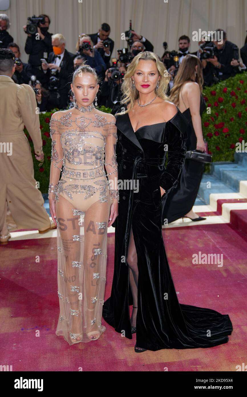 NEW YORK, NEW YORK - 02 MAI : Lila Grace Moss Hack et Kate Moss assistent au Gala met 2022 célébrant « en Amérique : une anthologie de la mode » au Metropolitan Museum of Art de 02 mai 2022 à New York. (Photo de John Nacion/NurPhoto) Banque D'Images