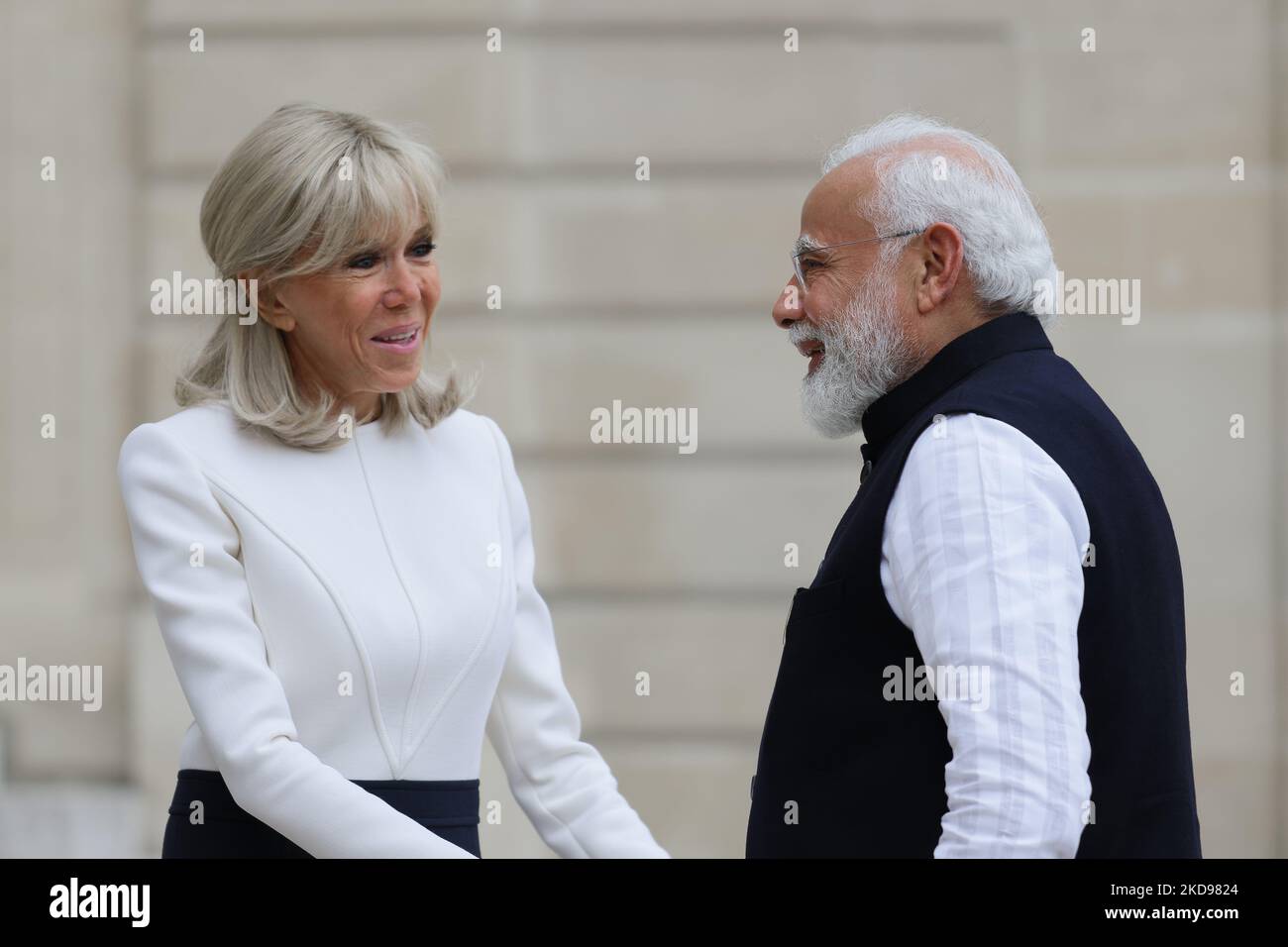 Brigitte Macron (L) - épouse du Président français Macron - accueille le Premier ministre indien Narendra Modi (R) au Palais présidentiel de l'Elysée - 4 mai 2022, Paris (photo de Daniel Pier/NurPhoto) Banque D'Images