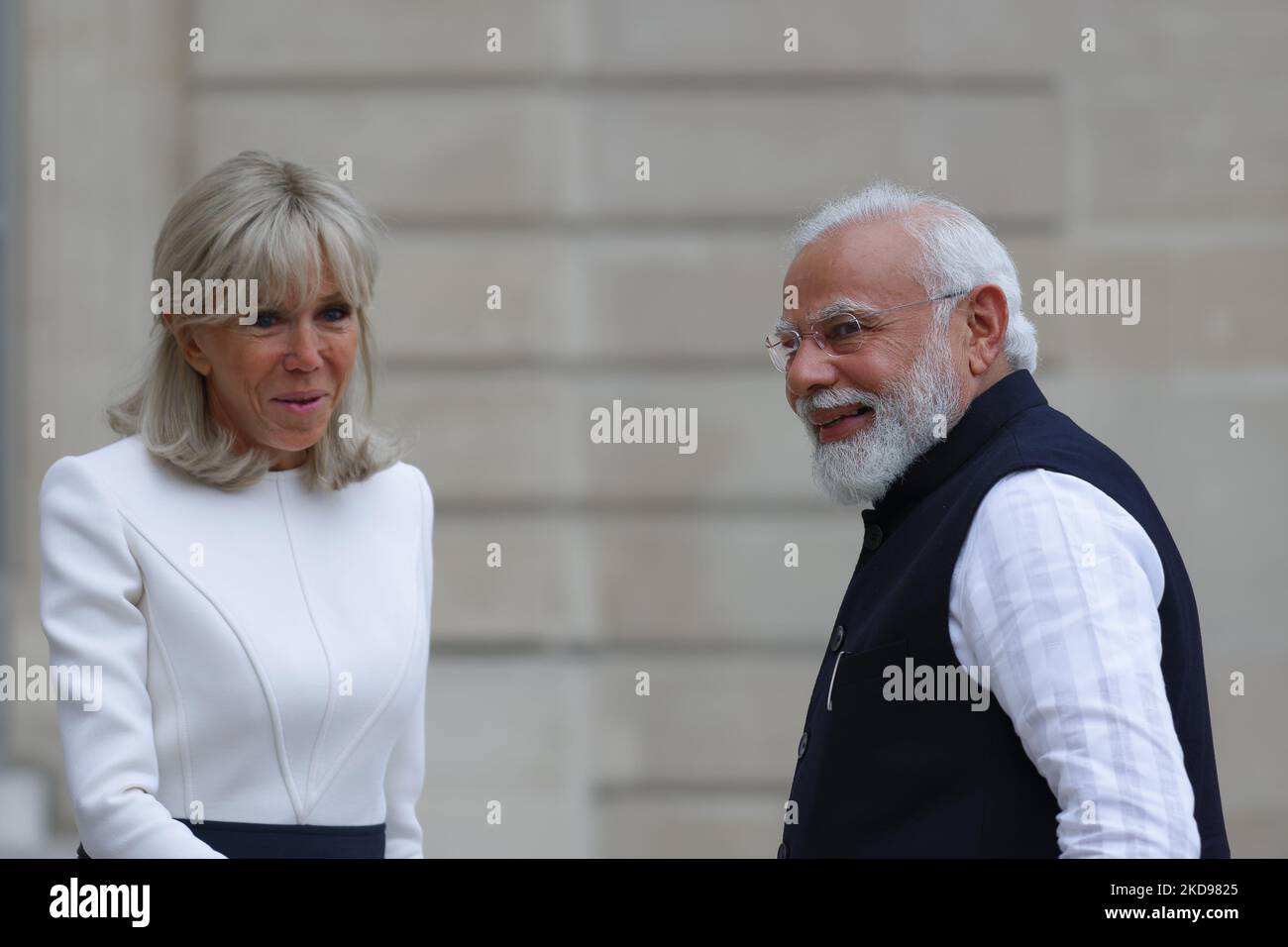 Brigitte Macron (L) - épouse du Président français Macron - accueille le Premier ministre indien Narendra Modi (R) au Palais présidentiel de l'Elysée - 4 mai 2022, Paris (photo de Daniel Pier/NurPhoto) Banque D'Images