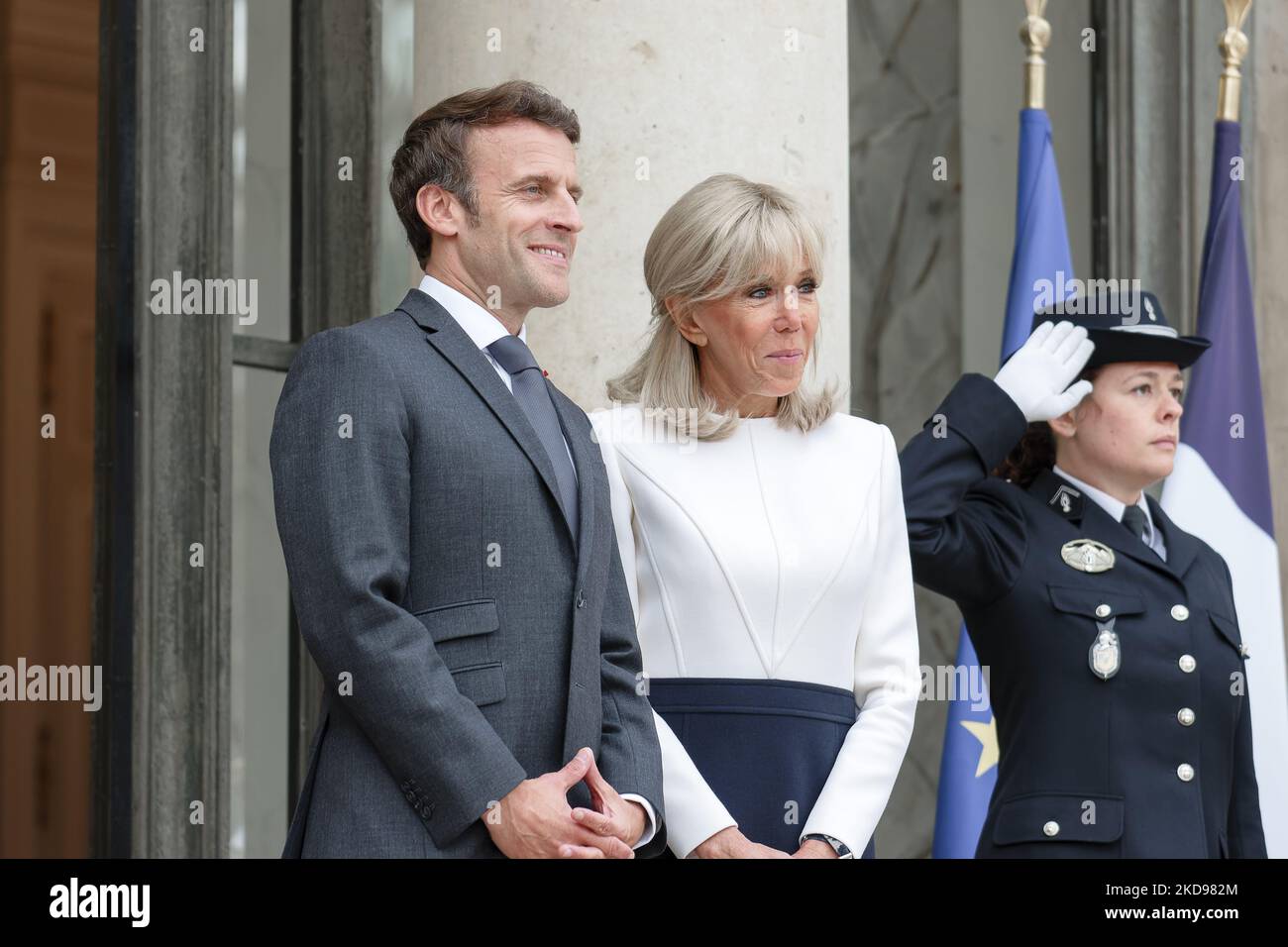Le président français Emmanuel Macron (L) et son épouse Brigitte Macron (R) arrivent à accueillir le Premier ministre indien Narendra Modi avant leur rencontre à l'Elysée - 4 mai 2022, Paris (photo de Daniel Pier/NurPhoto) Banque D'Images