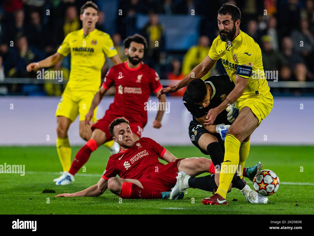 Raul Albiol, Geronimo Rulli et Diogo Jota pendant le match entre Villarreal CF et Liverpool FC, correspondant à la deuxième partie de la demi-finale de la Ligue des champions de l'UEFA, jouée à l'Estadio de la Ceramica, le 03th mai 2022, à Villarreal, en Espagne. (Photo par Xavier Ballart/Urbanandsport /NurPhoto) Banque D'Images